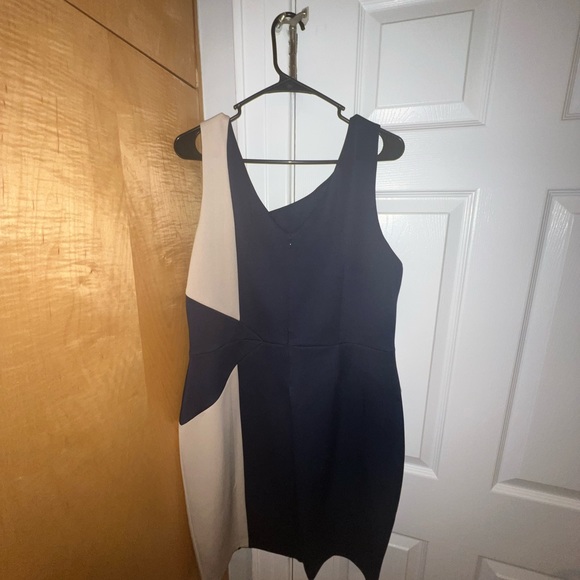 Asymmetrical looking - Picture 2 of 3